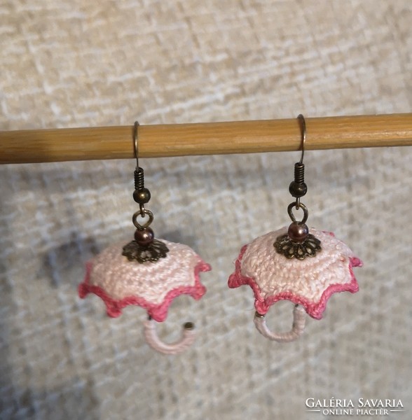 Microcrochet dangling umbrella earrings pink