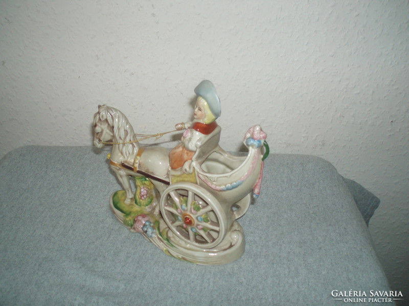 Lovaskocsi. Kézzel festett német porcelán figura, jelzett, hibátlan, -16,5 cm
