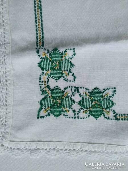 4 cross-stitch tablecloths (about 40 years old) together, large tablecloth: 70 cm x 65 cm, small tablecloth: 57 cm x 30 cm