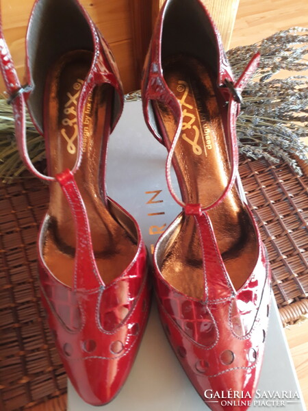 New size 39 burgundy patent leather sandals