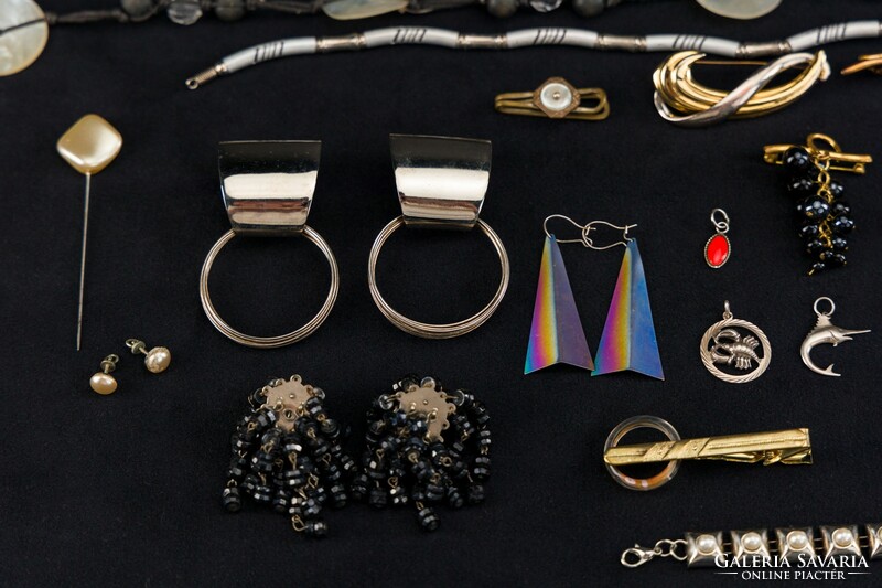 Mixed brooches, necklace, bracelet, earrings, brooch.