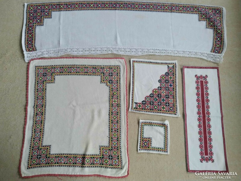 4 tablecloths with a crayfish pattern and 1 beregi tablecloth in one