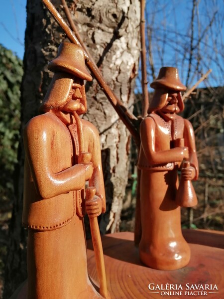 Három alakos népi faragott szoborcsoport (Faragó Zoltán alkotása)