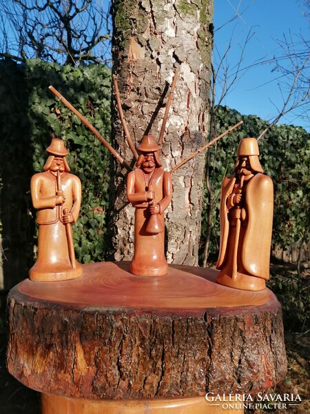 Három alakos népi faragott szoborcsoport (Faragó Zoltán alkotása)