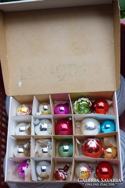 Fenyődísz retró karácsonyi doboz - benne Gömb üveg karácsonyfadísz  , reflektoros is 20 db együtt