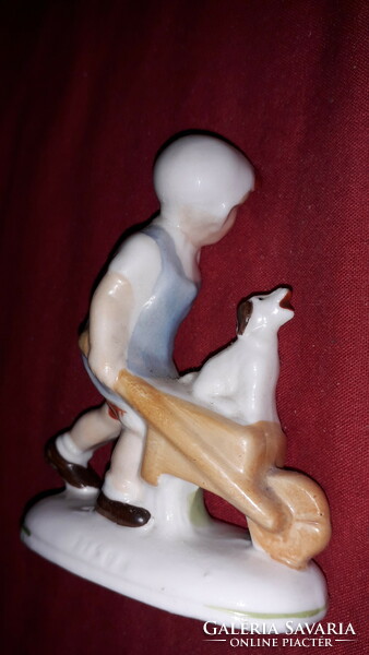 Antik német Sitzendorf porcelán figura Kislegény talicskával kutyával 10 cm a képek szerint