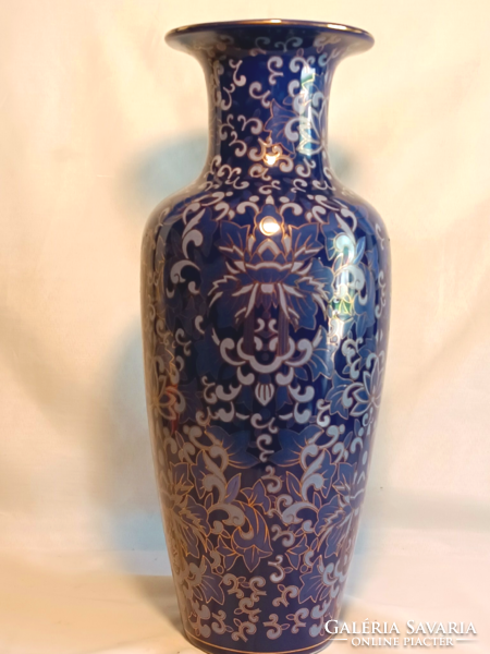 An impressive large Chinese vase