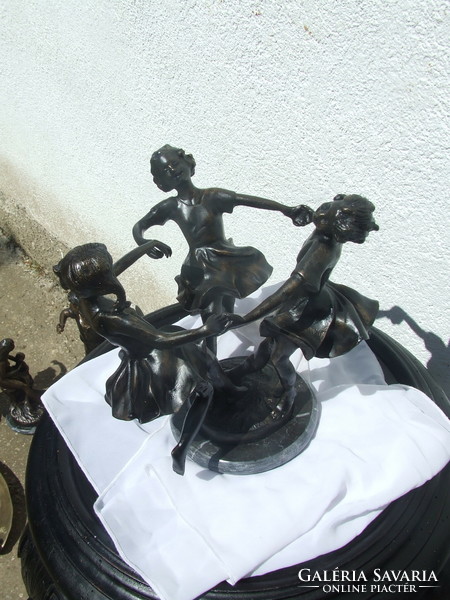 Bronze statue girls