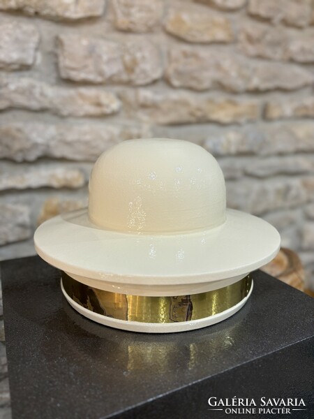 Aquincum fehér kalap alakú kalaptartó réz pánttal Aquincum white hat shaped hat holder with brass st