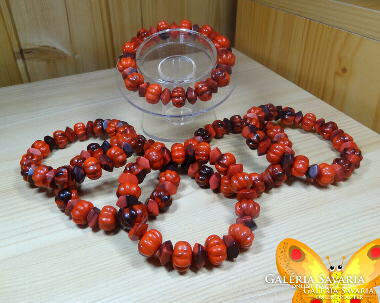 Special shape, special color combination. Bracelet made of acrylic beads.