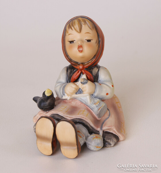 Boldog időtöltés (Happy pastime) - 9 cm-es Hummel / Goebel porcelán figura