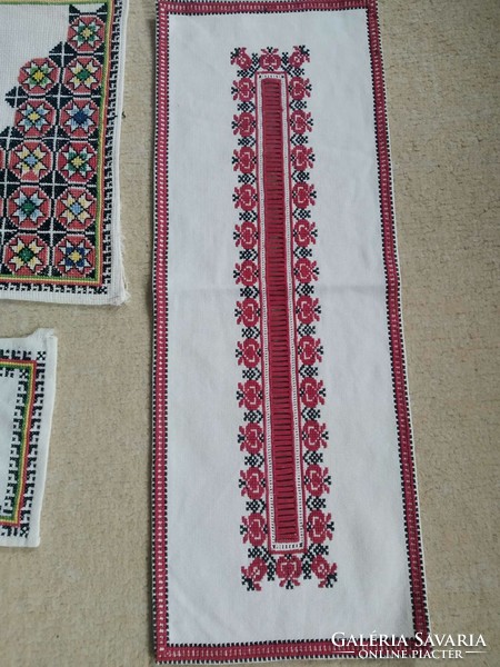4 tablecloths with a crayfish pattern and 1 beregi tablecloth in one