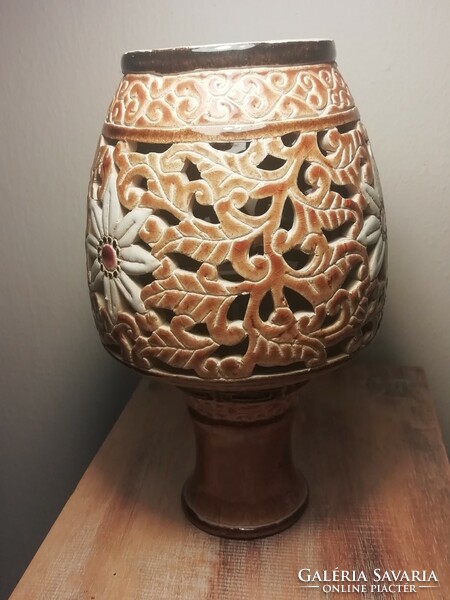 Áttört virágmintás kerámia váza, asztali lámpa