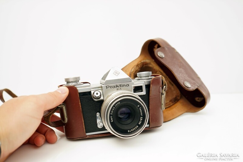 Retro german praktina ii camera / old / with case / carl zeiss lens