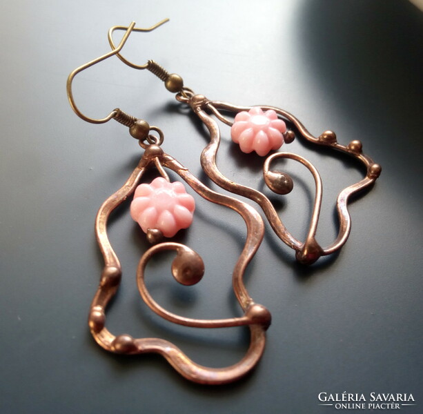 Glass beads in the shape of a pink flower and earrings made of copper wire