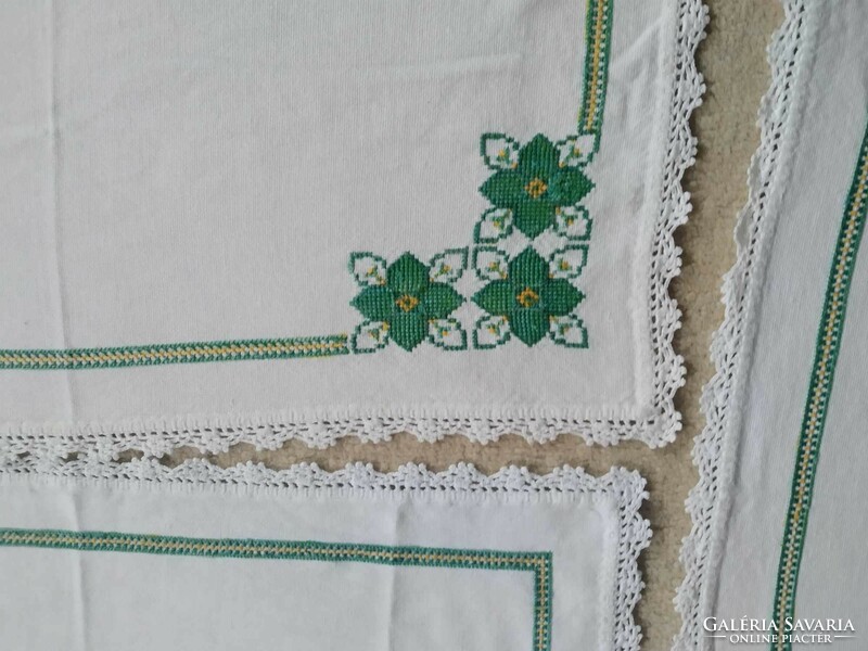 4 cross-stitch tablecloths (about 40 years old) together, large tablecloth: 70 cm x 65 cm, small tablecloth: 57 cm x 30 cm