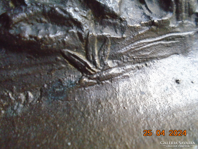 Bronz vaddisznó sötét patinával, A.K.Korniluk 20 sz lengyel szobrás szignós alkotása 1,5 kg