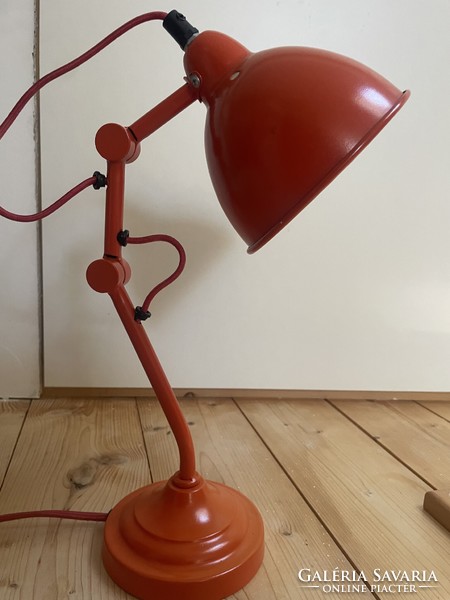 Retro vagány narancssárga csuklós lámpa