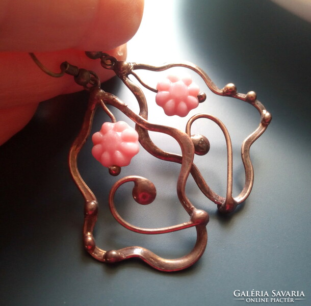 Glass beads in the shape of a pink flower and earrings made of copper wire