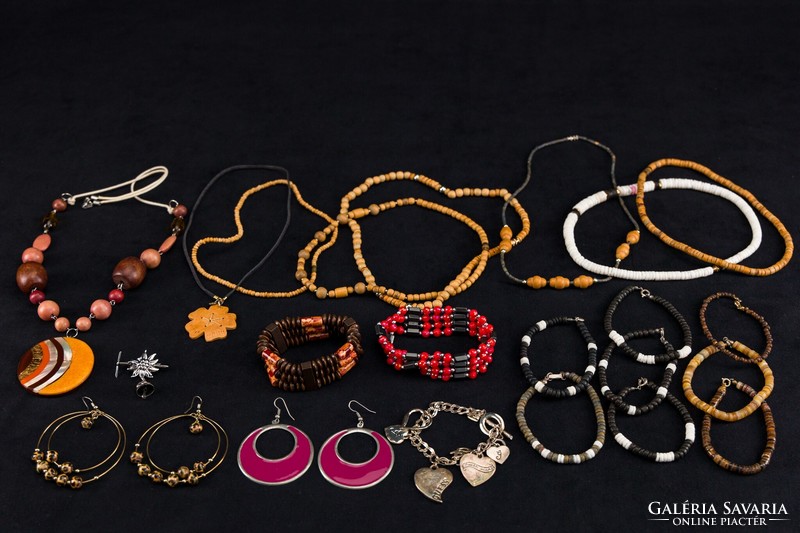 Mixed baubles, necklace, bracelet, earrings, mistletoe.