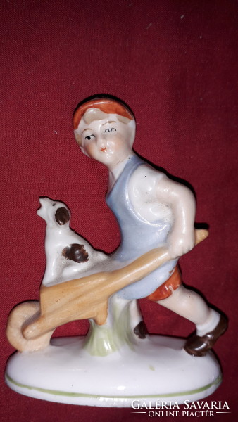 Antik német Sitzendorf porcelán figura Kislegény talicskával kutyával 10 cm a képek szerint