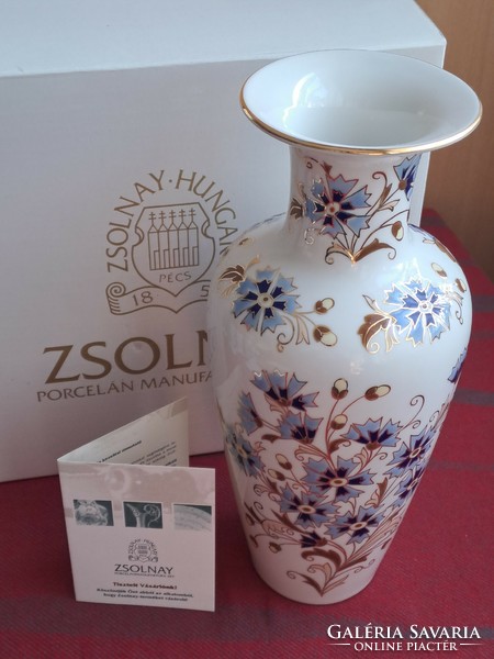 New, never used Zsolnay cornflower pattern vase with 18k gold plating