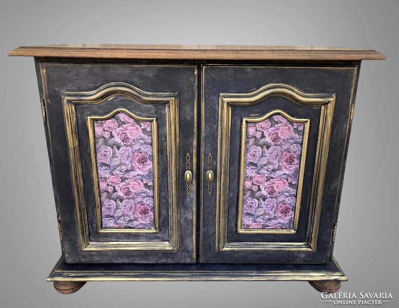 Extravagant, slightly stone effect chest of drawers, antiqued with gold