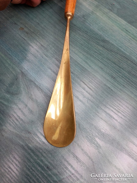 Wonderful old copper shoe spoon with copper horse head, wooden handle (44x5.5x4 cm)