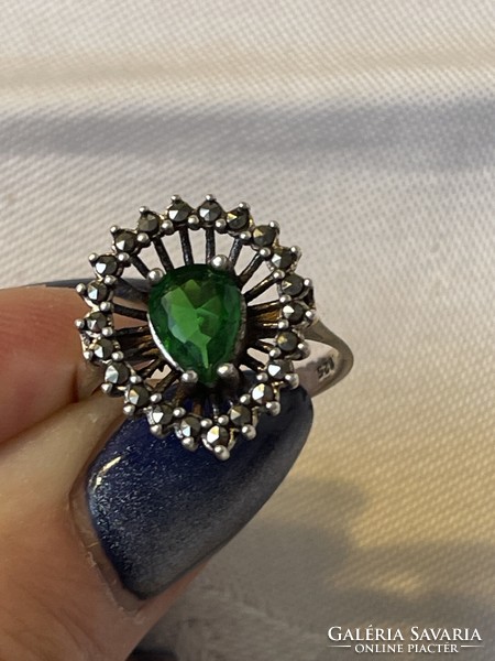 Ezüst gyűrű zöld csepp alakú kővel, elegáns szép ékszer.