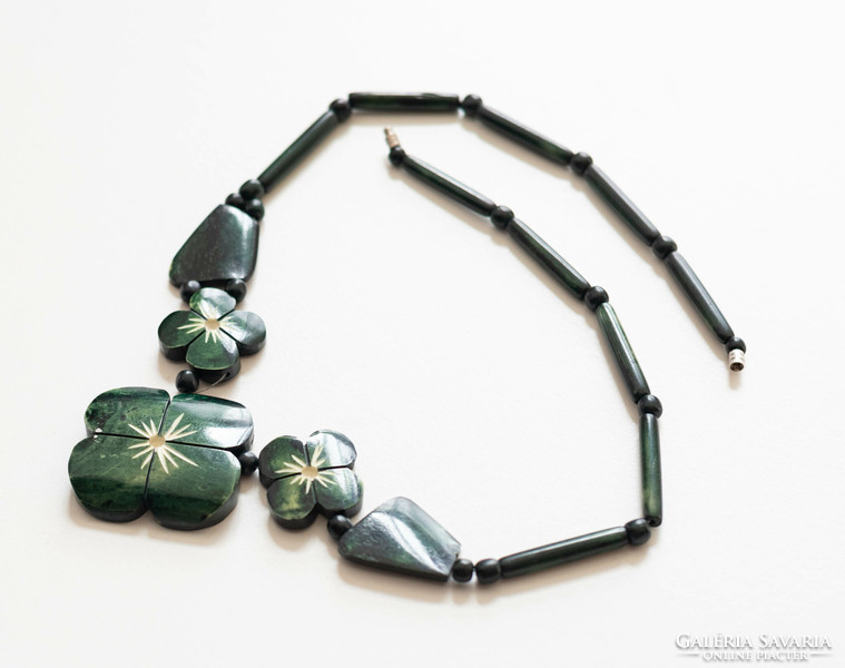 Vintage csont nyaklánc -zöldre festve, négylevelű lóhere elemekkel - bohém etno boho folk art