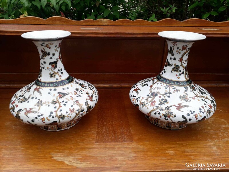 2 Far Eastern vases.