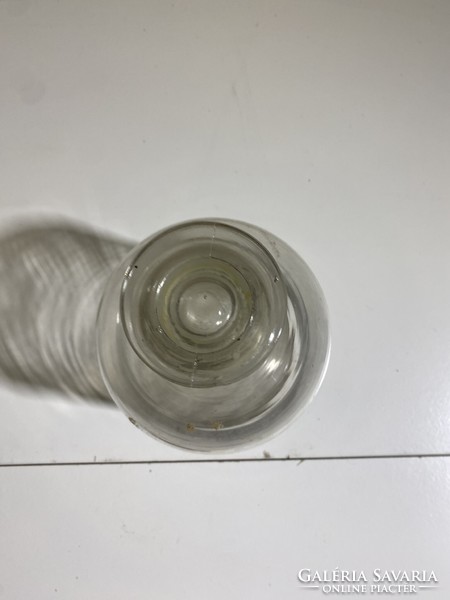 Fehér patikai üveg rövid, széles nyakkal, hozzá tartozó, csiszolt üveg dugóval.4883