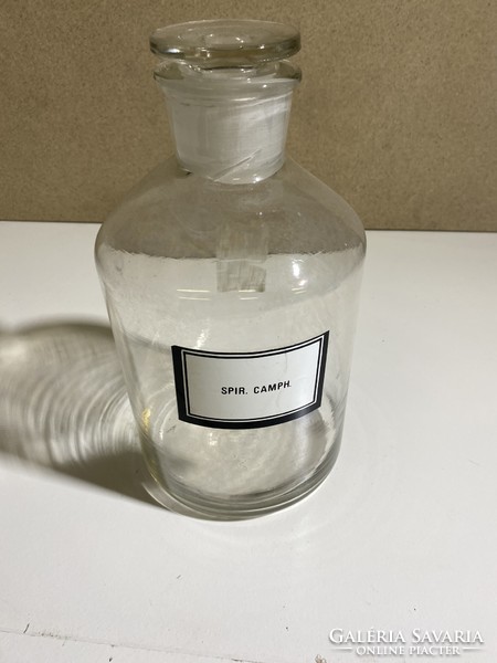 Fehér patikai üveg rövid, széles nyakkal, hozzá tartozó, csiszolt üveg dugóval.4881