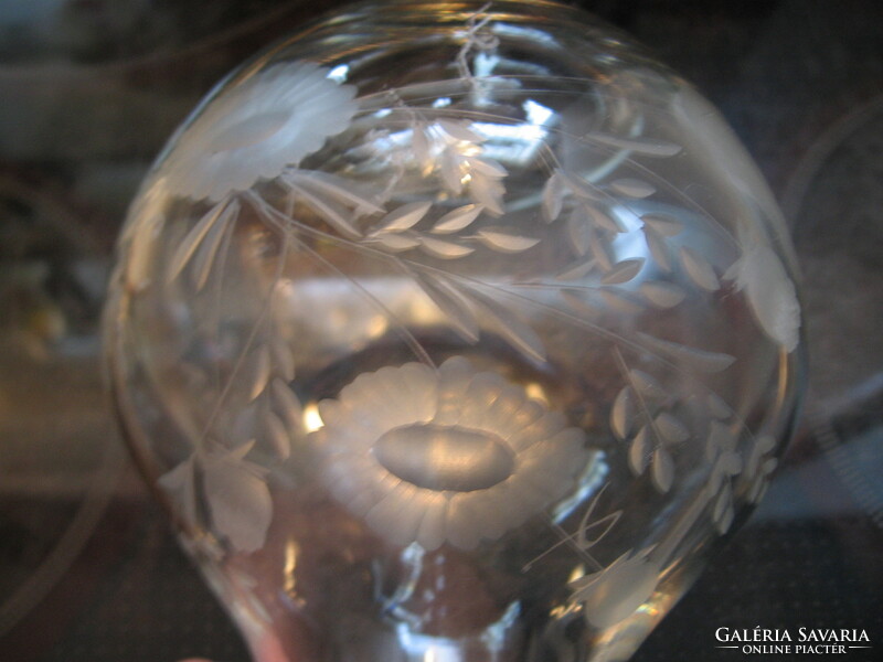 Csíszolt virágos üveg gömb váza