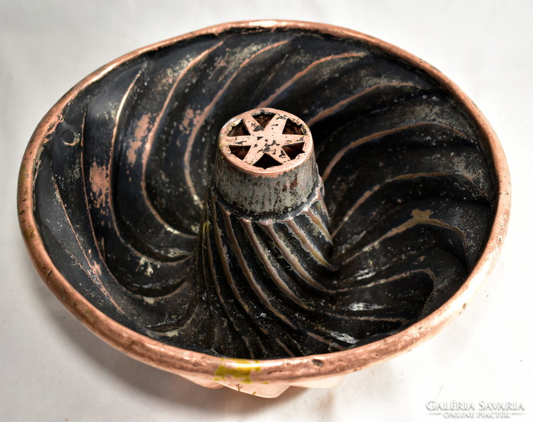 Ancient red copper kuglóf baking dish