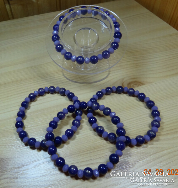 Bracelet made of polished crystal and acrylic beads.
