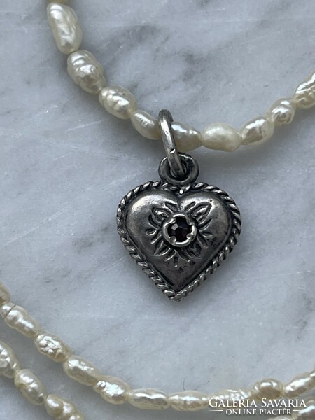 Gyönyörű antik barokk igazgyöngy szép szív medállal gránát kővel ezüst kapoccsal.