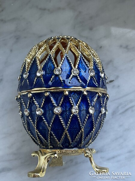 A dreamy febergé egg openwork stone with a shrine in it is very beautiful.