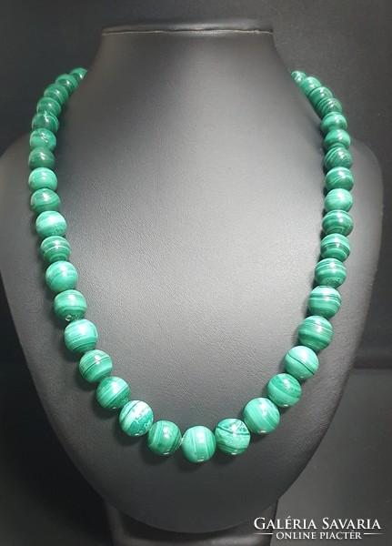 Gorgeous malachite necklace. With certification.