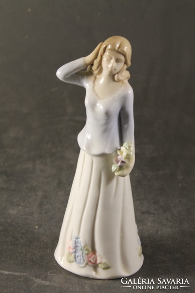 Porcelán lány virággal 960
