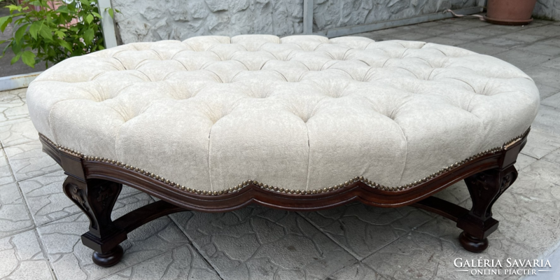 Nagy méretű ovális ottomán, puff, ülőke faragott lábakon, gombtűzött ülőfelülettel