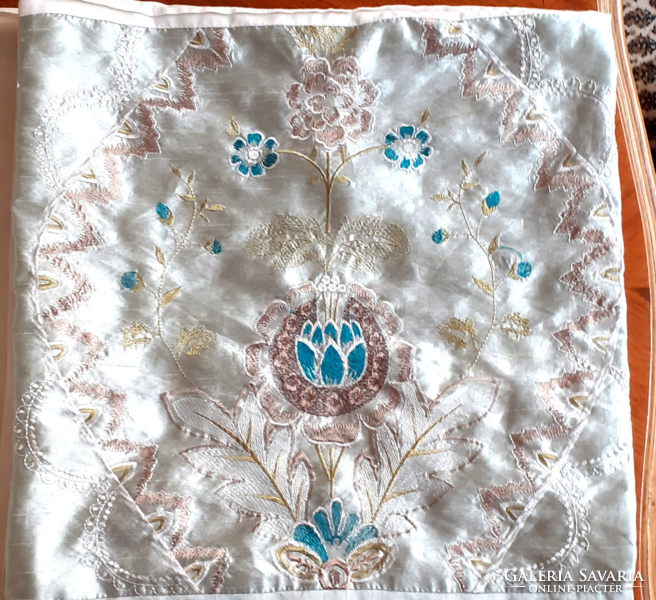 Silk, embroidered decorative pillow. 37X37 cm