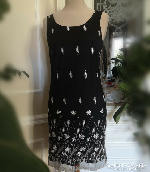 Dorothy Perkins size 36 embroidered black and white knit tulle dress