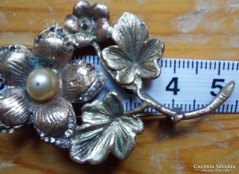 Silver-colored antique brooch with flower-patterned leaves (even with free delivery),