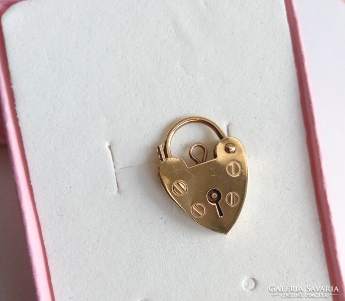 9 carat gold, lock pendant/switch
