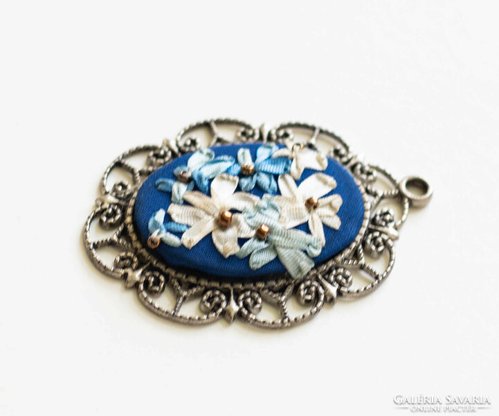 Vintage pendant with ribbon flowers - necklace
