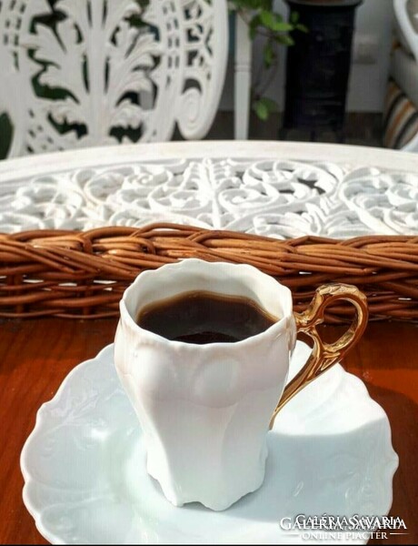 Különleges formájú elegáns kávés  csésze és csészealj