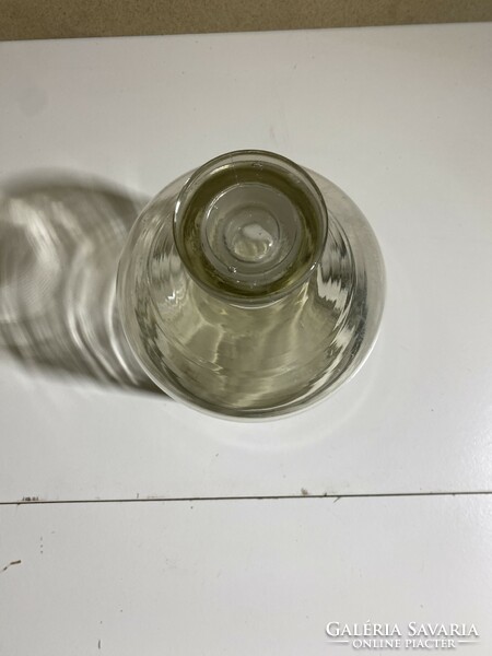 Fehér patikai üveg rövid, széles nyakkal, hozzá tartozó, csiszolt üveg dugóval.4884