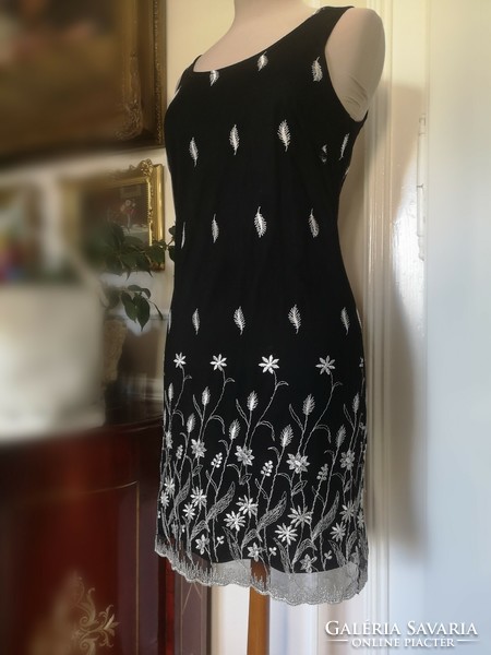 Dorothy Perkins size 36 embroidered black and white knit tulle dress
