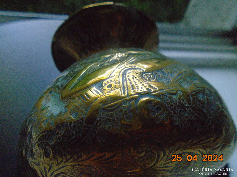 Antik aranyozott réz trébelt poncolt váza hindu istenséggel,madár és,stilizált buja növény mintákkal